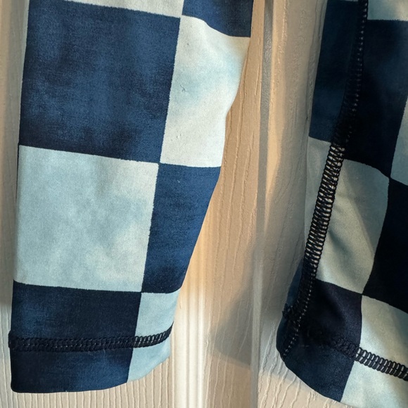 Volcom Rash Guard Wms L Excellent Condition - Picture 4 of 6